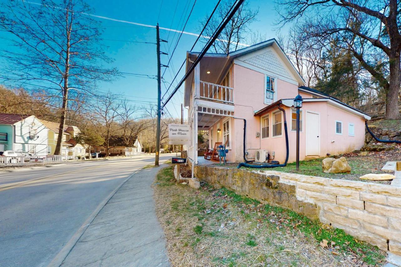 The Pink House On Main - Upper Lejlighed Eureka Springs Eksteriør billede